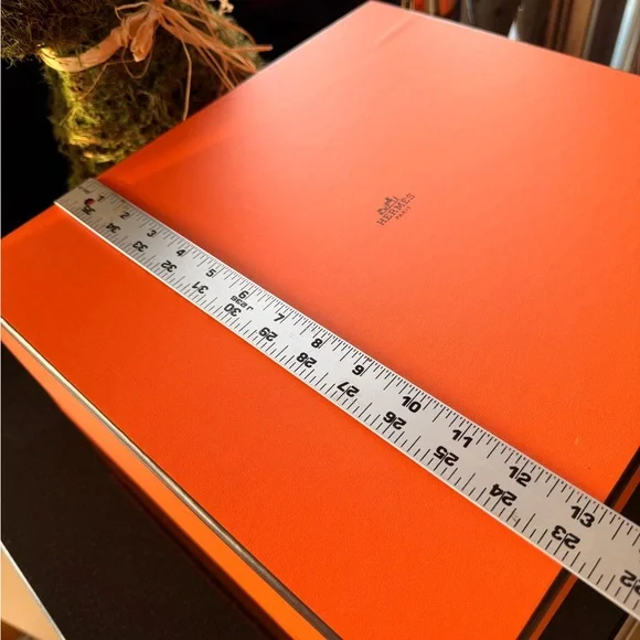 Hermes Orange Gift Box with Subtle Logo - Picture 3 of 6